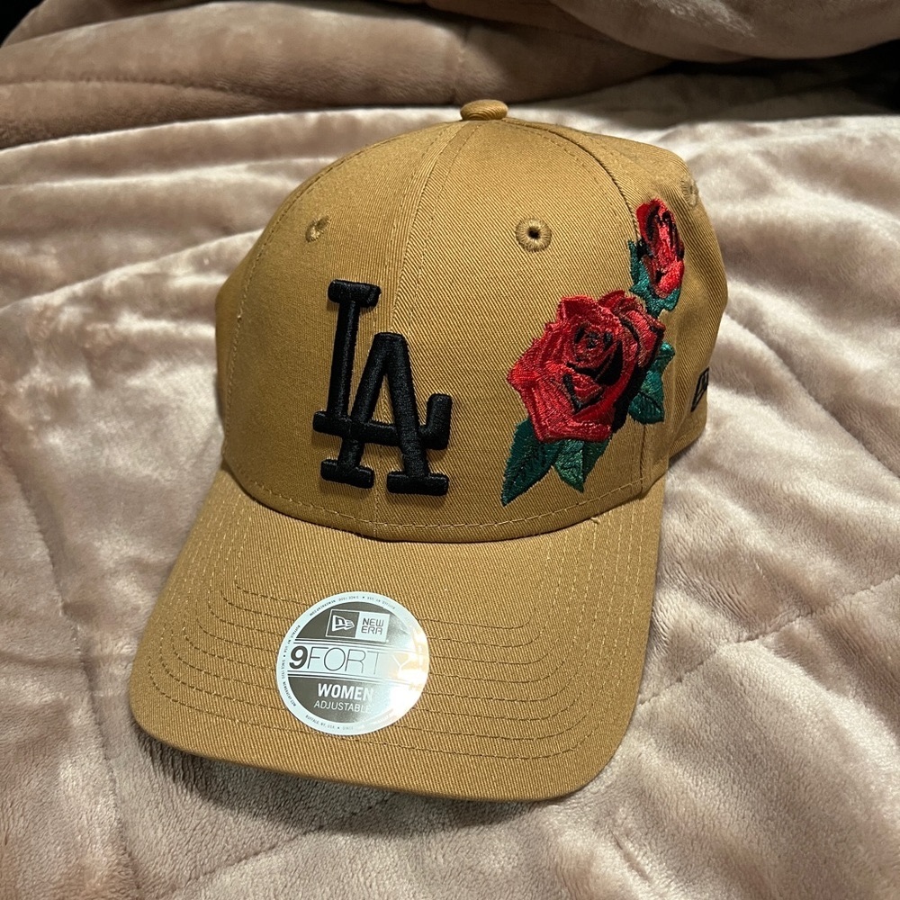 Beige LA hat with rose